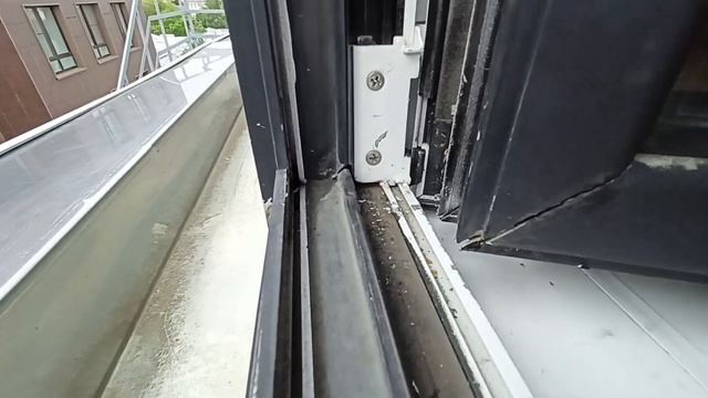 На алюминиевом окне отвалилась нижняя петля... Надо думать что делать #секретыоконщика смотреть онлайн