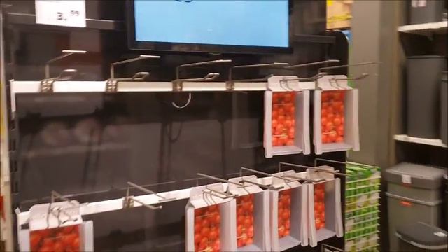 Прогуляемся вместе ? Заглянем в хозяйственный магазин ? А вам нужна хорошая швабра ?