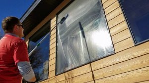 Как мыть большие окна