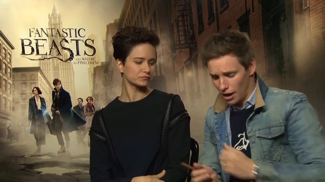 Daniel Radcliffe attacks Eddie Redmayne's wand! смотреть онлайн