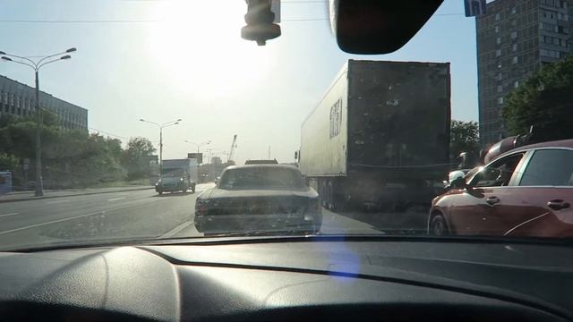 Вечером пытаюсь вырваться на авто из знойной Москвы за город и нырнуть в речку