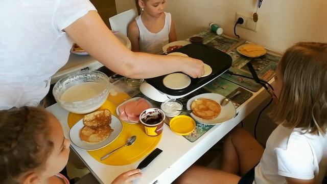 БЛИНЫ своими руками / мои подруги и наш завтрак Pancake with your own hands / pancakes with filling смотреть онлайн