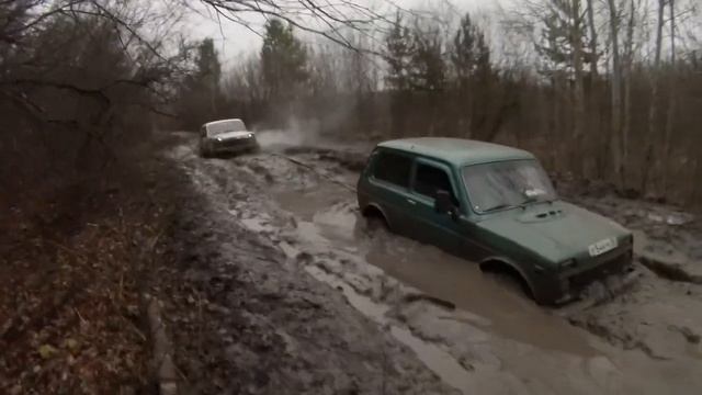 Нивы и джип в грязи