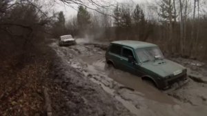 Нивы и джип в грязи