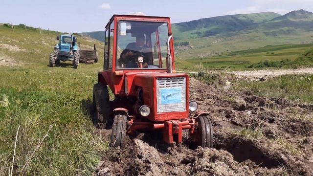 Т-25 застрял в грязи и буксует,На помошь едит Т-40 и буксирует его! смотреть онлайн