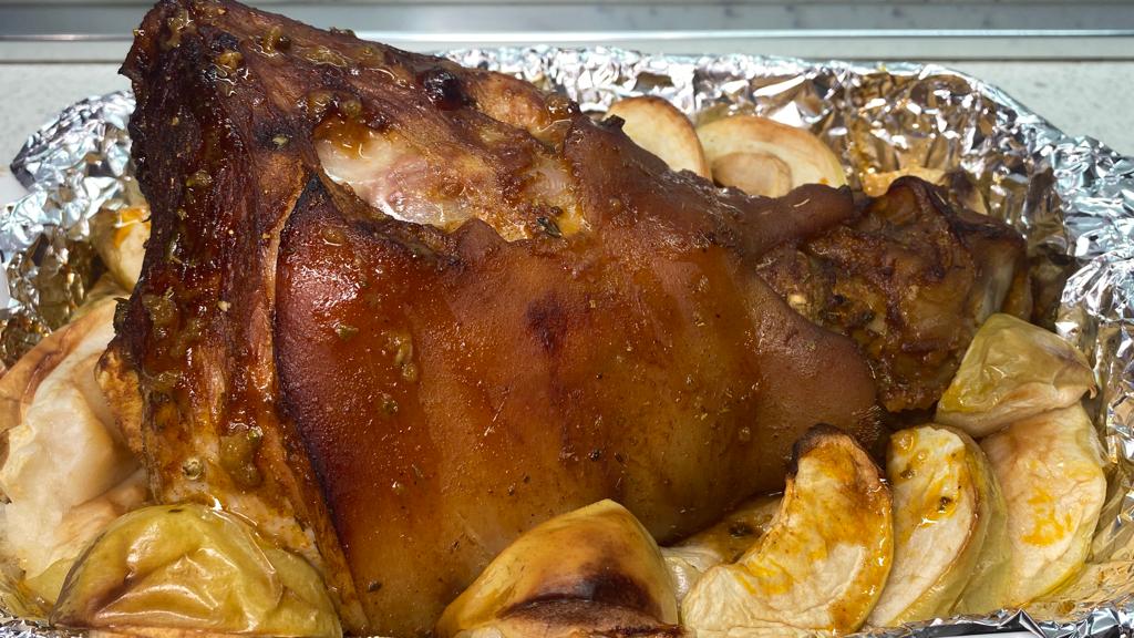 Свиная рулька в медово-горчичном соусе, запечённая с яблоками. Изумительно вкусное блюдо! смотреть онлайн