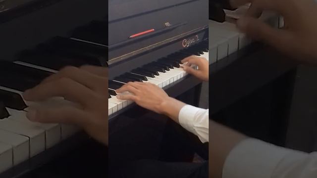 Парень круто играет посмотрите