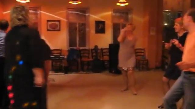 Диджей со своим оборудованием смотреть онлайн