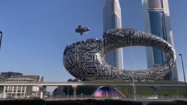 На крышу Музея будущего в Дубае приземлился космический челнок смотреть онлайн
