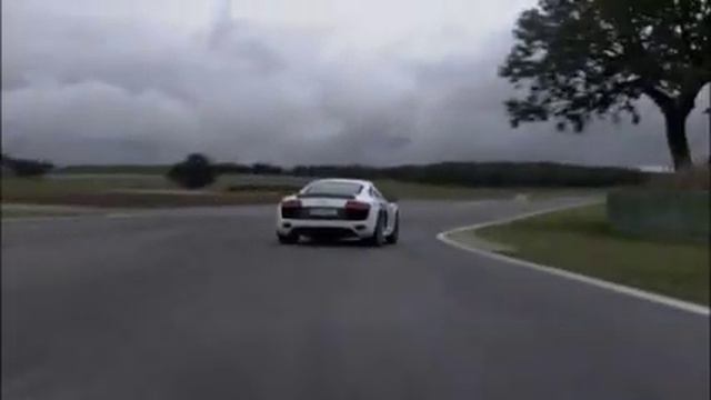 2010 Audi R8 5.2 V10 FSI quattro смотреть онлайн
