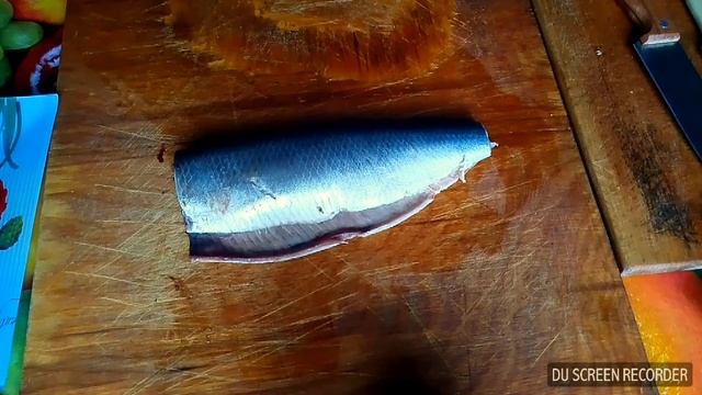 Как быстро почистить селедку. How quickly to clean the herring. смотреть онлайн