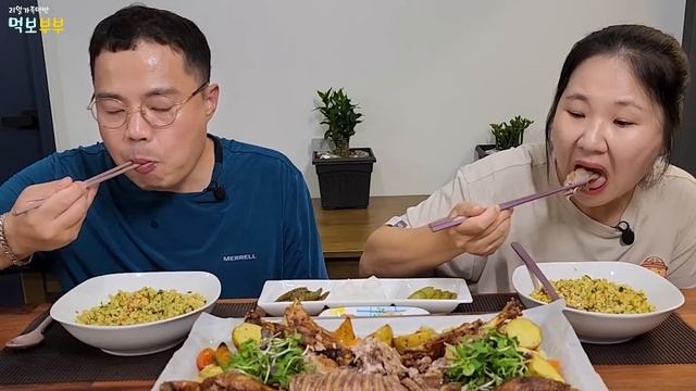 오리 먹방ㅣ통으로 오븐에 구운 오리 육즙이 팡팡 터지네요?(ft.계란 볶음밥) Oven Roast DuckㅣEgg Fried RiceㅣCooking& Mukbang смотреть онлайн