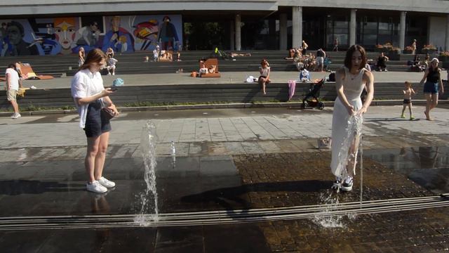 Two girls and fun fountain games-3! 2023. / Две девушки и веселые фонтанные игры-3! 2023г. смотреть онлайн