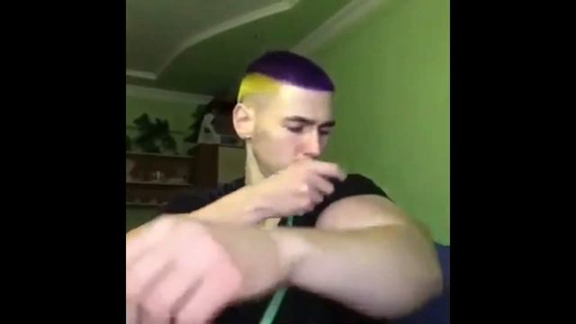 Кирилл Терешин качает руки базуки. Бицуха 60 см! смотреть онлайн