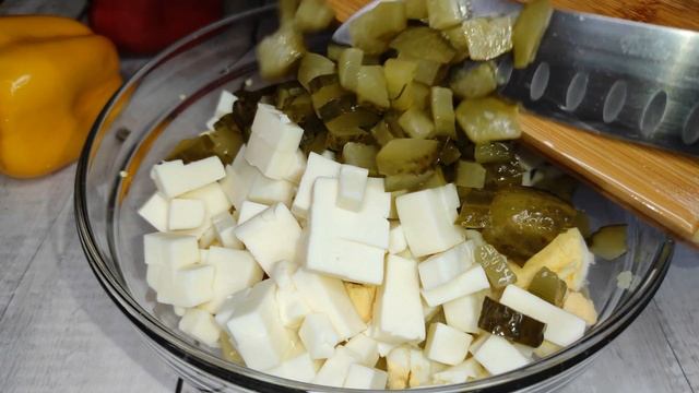 Простейший САЛАТ за считанные минуты. Салат с ПЛАВЛЕНЫМ СЫРОМ ,яйцом и маринованными огурцами. смотреть онлайн