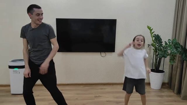 Слышь малая? Папа и дочь? танец? смотреть онлайн