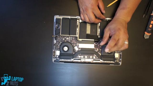 Laptop MacBook Pro A1706 Series Disassembly Take Apart. Drive, Mobo, CPU & other parts Removal смотреть онлайн