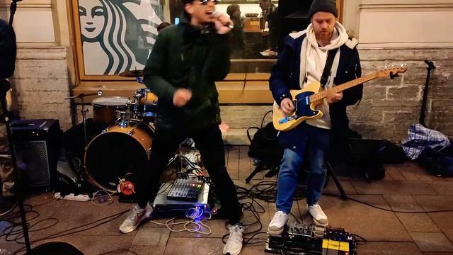 CoverBand "IDAHO" исполняет песню группы Leningrad - "Рыба" на Невском проспекте перед Домом Зингер смотреть онлайн