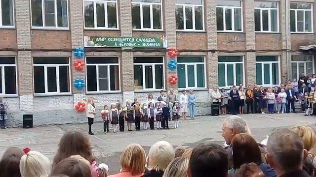 Первый класс Арина идёт получать знания. смотреть онлайн