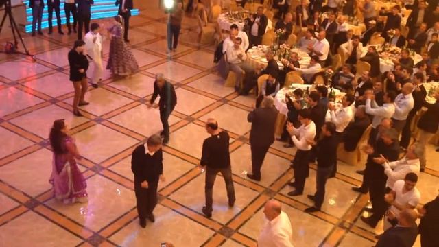 Мужик под кайфом танцует индийский танец! смотреть онлайн