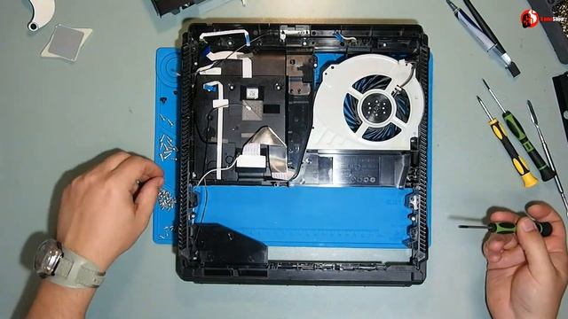 Чистим от пыли Sony Playstation 4 Pro и меняем термопасту смотреть онлайн