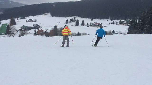 Bývalý závodní lyžař Aleš Bouda se díky bionickému kolenu věnuje lyžování i po amputaci смотреть онлайн