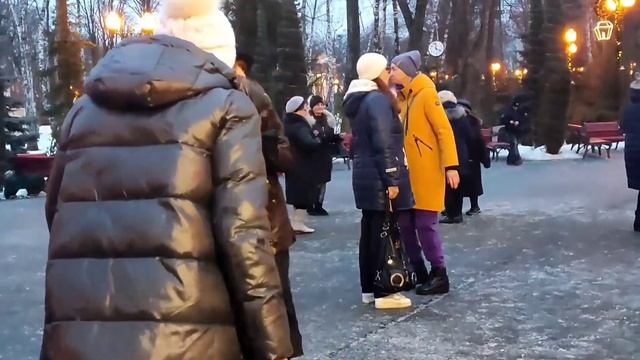 СВЕЖИЙ ВЕТЕР! ТАНЦЫ В ПАРКЕ ГОРЬКОГО ХАРЬКОВ СЧАСТЛИВЫЕ ДНИ смотреть онлайн