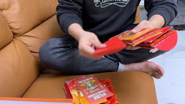 闺女两年压岁钱攒了42个红包，一共有多少钱？拿来交学费正正好好 смотреть онлайн