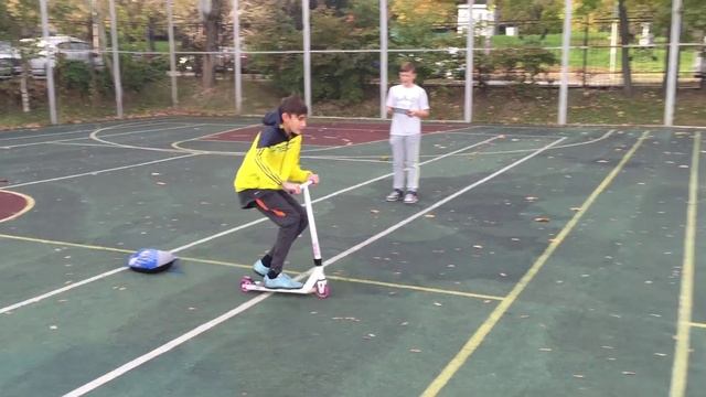 [Moto Slivki] Стант на самокате / Scooter stant-riding смотреть онлайн