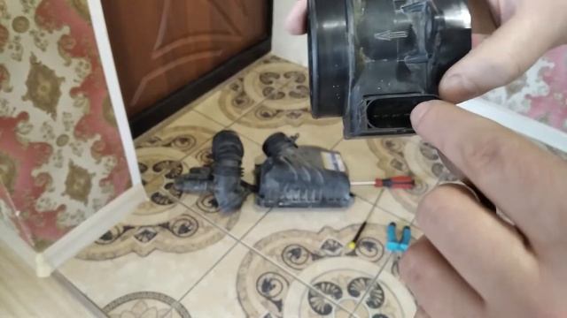 Чистка расходомера ДМРВ и датчика температуры впускаемого воздуха ДТВВ на Hyundai Tucson I смотреть онлайн