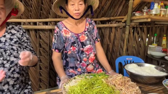Bún Thái Hải Sản, Bò Tái | Quán Ăn Sáng Của Mẹ Nơi Vùng Quê || Seafood noodle soup смотреть онлайн