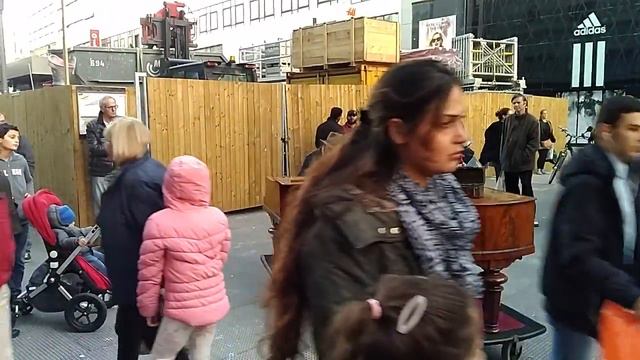 Superb piano street performer streets of Europe смотреть онлайн