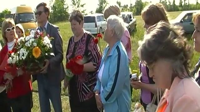 От всей души. На могиле В.М.Леонтьевой гости из Москвы и Димитровградцы. смотреть онлайн