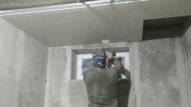 Гипсокартонный потолок в подвале / В доме, который построил смотреть онлайн
