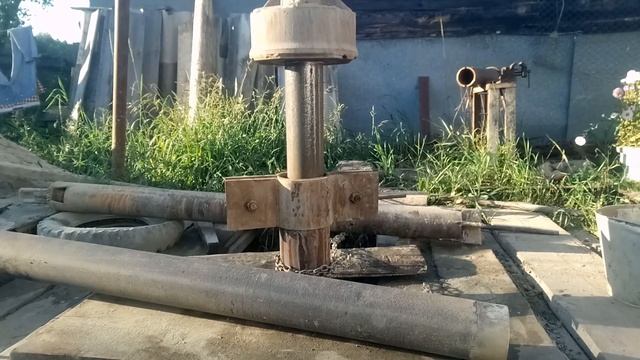 Работа молотком, забиваю кондуктор в мергель ,глубина 50м. смотреть онлайн