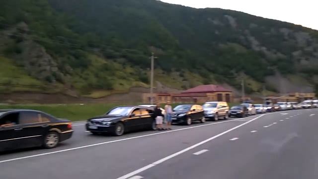 Очередь на российской границе, Верхний Ларс. смотреть онлайн