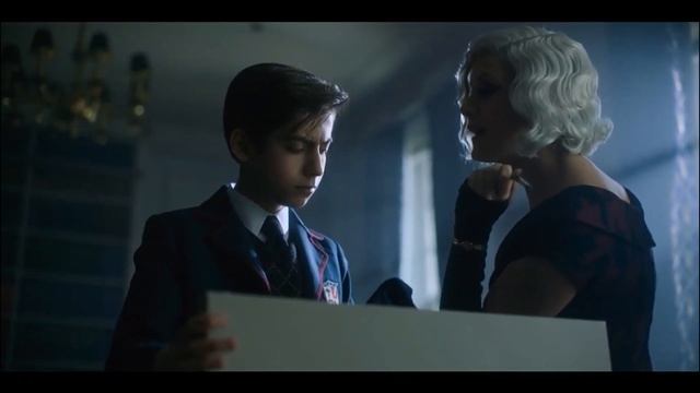 The Handler being creepy around Five for 4 minutes and 30 seconds straight (Umbrella Academy) смотреть онлайн