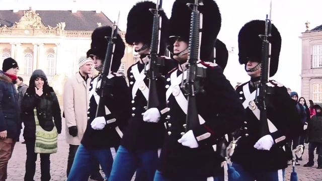 Royal guard Amalienborg Palace in Copenhagen, Denmark смотреть онлайн