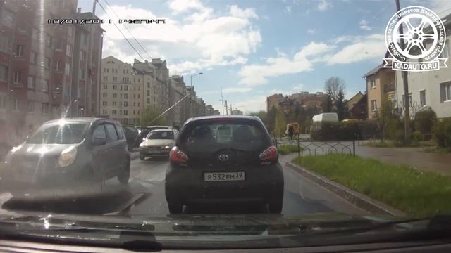 Мотоцикл с польскими номерамм снес зеркало у авто в Калининграде смотреть онлайн