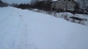 Ниссан Теана 4 WD едет по  рыхлому снегу