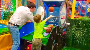 Настя и Папа играют на детской площадке