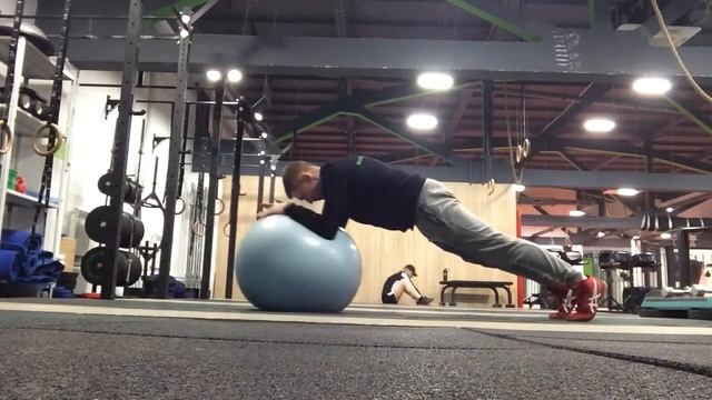 Динамическая планка на фитболе смотреть онлайн