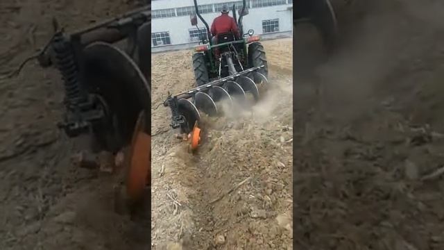 дисковый плуг работает в поле смотреть онлайн