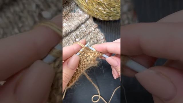 Как вязать декоративный элемент "Складки"? ?Вяжем вместе с Wooly ? смотреть онлайн