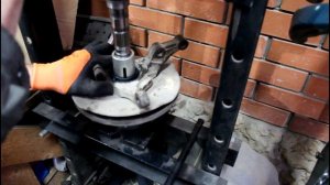 Замена шпилек и подшипника передней ступицы на Daewoo Matiz Дэу Матиз 0,8 2011 года  2часть