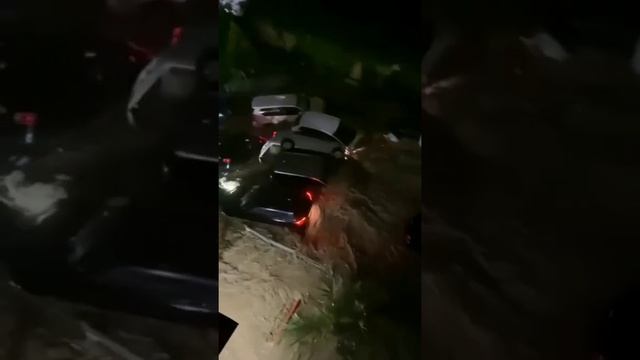 Ночью в российском Сочи прошел сильнейший ливень. Он подтопил участки дорог, смотреть онлайн