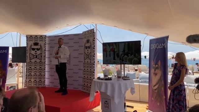 Пёс Патрон, получил престижную премию Каннского кинофестиваля Palm Dog Humanitarian.