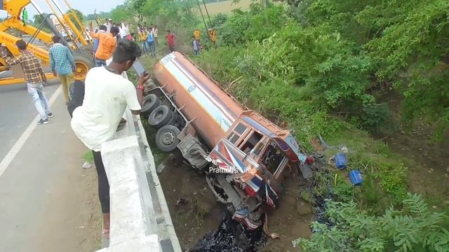 Truck Tankar Accident on Highway very Badly 4 Hydra Rescued together смотреть онлайн