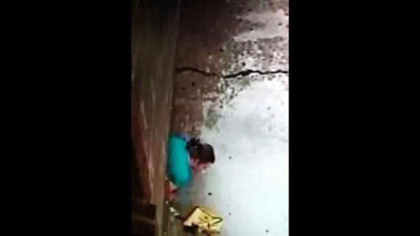 Парень установил душ и обливает писающих людей/Guy installs shower and drenches pissing people