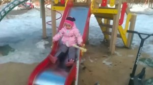 Настя играет на детской площадке
